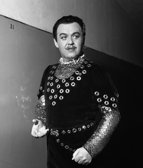 Jussi i rollkläder som Manrico i Trubaduren 11 januari 1957